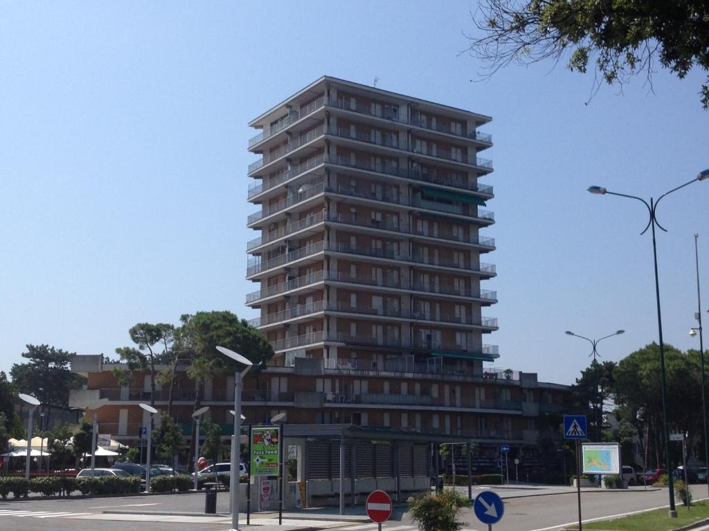 a tall apartment building on a city street at Condominio Imperiale in Lignano Sabbiadoro