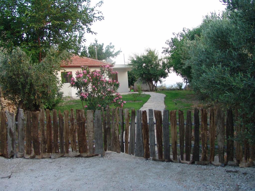 ein Holzzaun vor einem Haus in der Unterkunft Villa Kirişhome in Patara