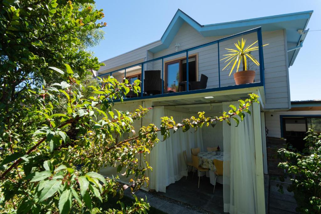 a house with a balcony with a table on it at Chiloeislife in Castro