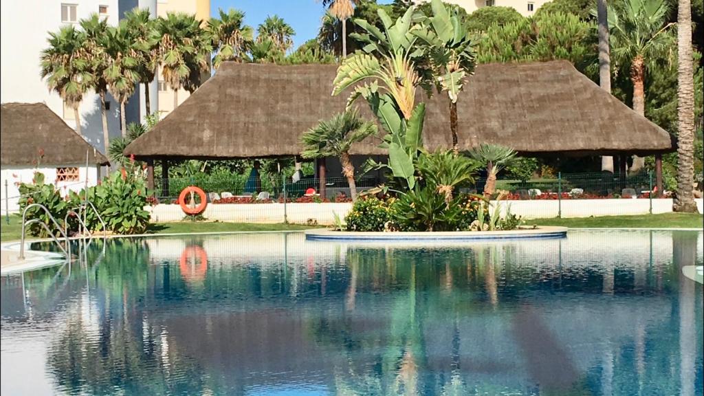 Bazén v ubytovaní MI CAPRICHO B12 -Luxury Beachfront Apartment- Costa del Sol alebo v jeho blízkosti