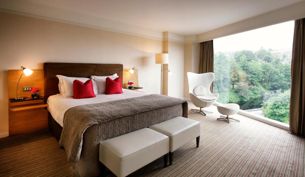 Uma cama ou camas num quarto em The River Lee Hotel a member of The Doyle Collection