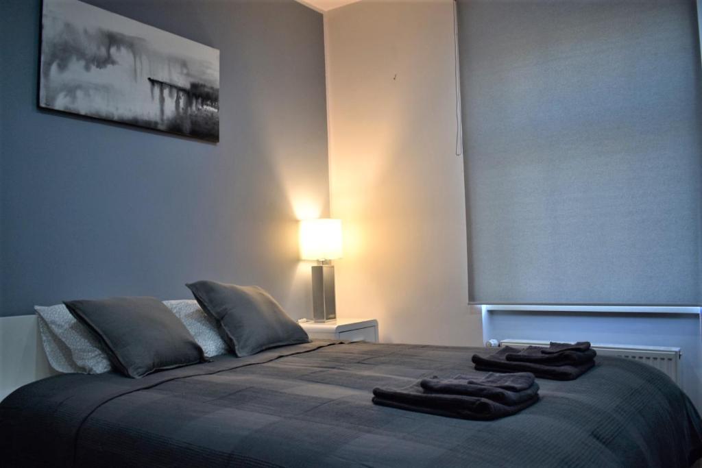 1 dormitorio con 1 cama con 2 toallas en Studio Fibra Dolce en Rybnik
