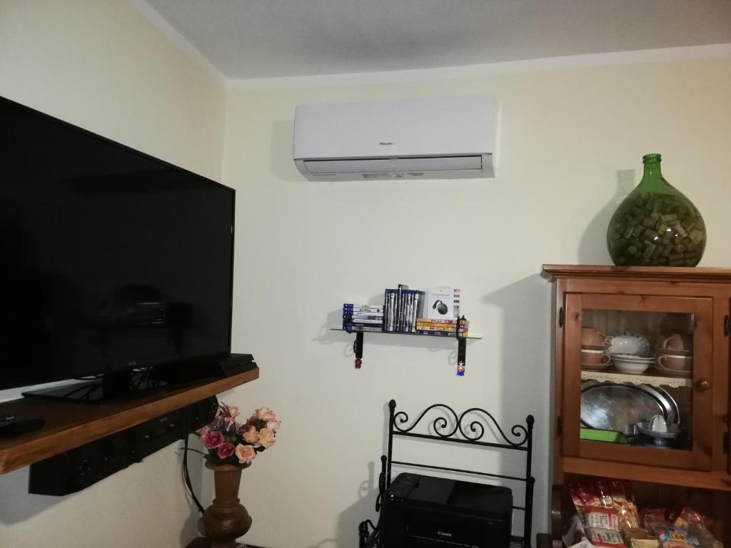 Televízia a/alebo spoločenská miestnosť v ubytovaní Casa Maria
