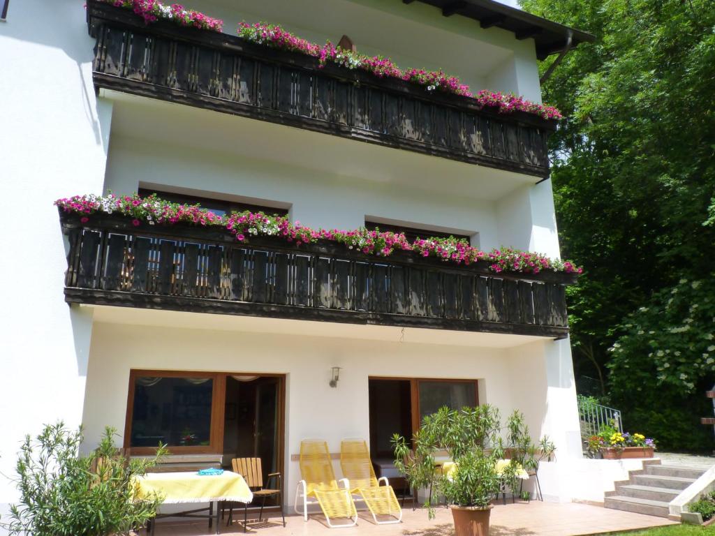ein Haus mit einem Balkon mit Blumen darauf in der Unterkunft Villa Winkler in Annenheim