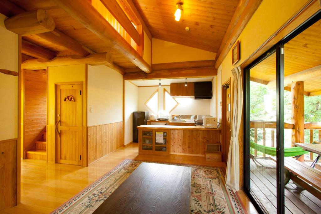 TV a/nebo společenská místnost v ubytování Kurokawa Mori no Cottage