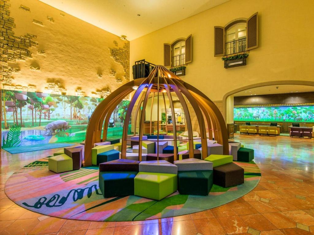 une chambre avec un carrousel au milieu d'un bâtiment dans l'établissement Oriental Hotel Tokyo Bay, à Urayasu