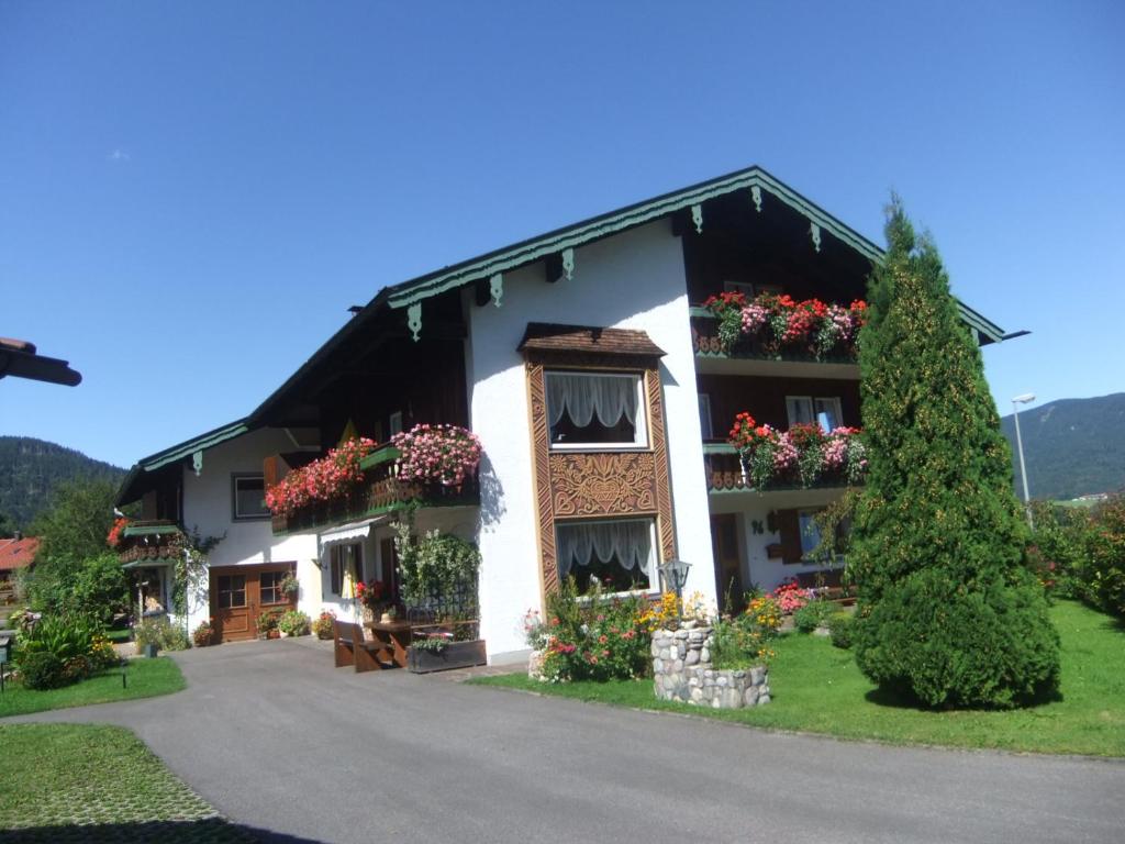 un edificio con cajas de flores en su lado en Haus Bergschmied en Inzell