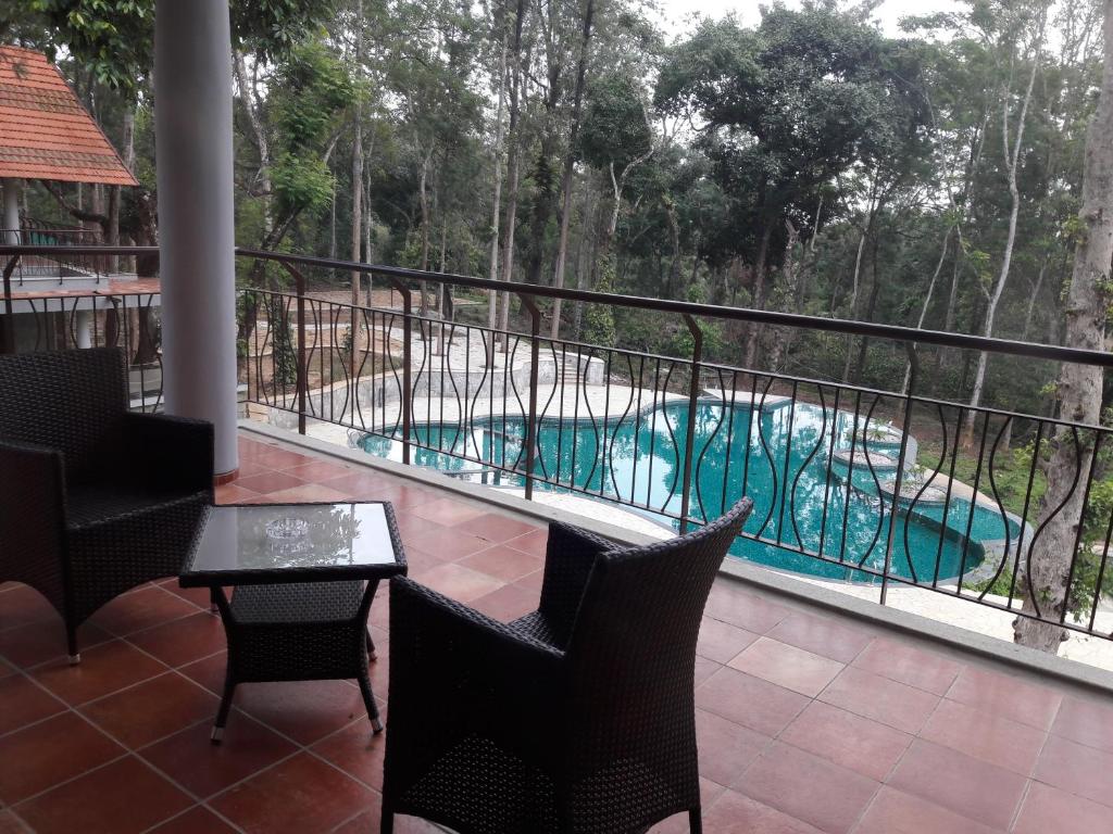 Bazén v ubytování The Birchwood Retreat, Madikeri nebo v jeho okolí