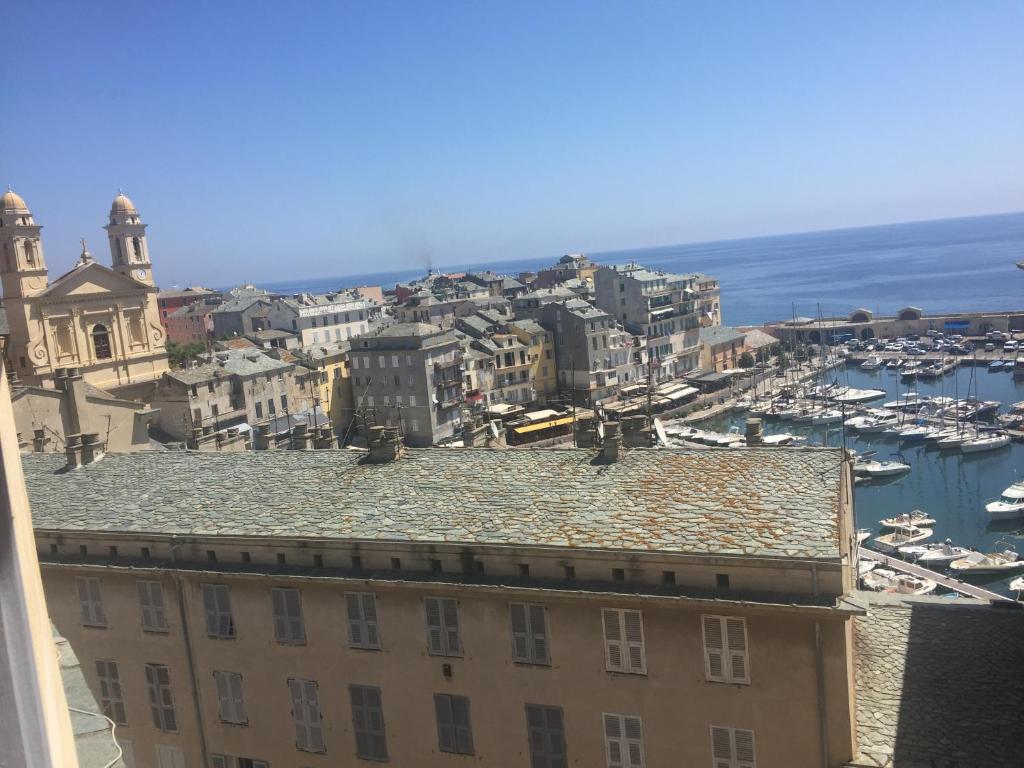 vista su una città con un edificio e un porto di 15 rue du général carbuccia Ap a Bastia