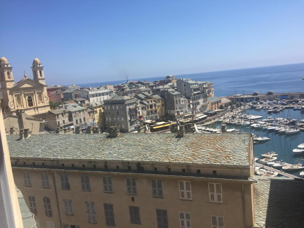 - une vue sur une ville avec un bâtiment et un port dans l'établissement 15 rue du général carbuccia Ap, à Bastia