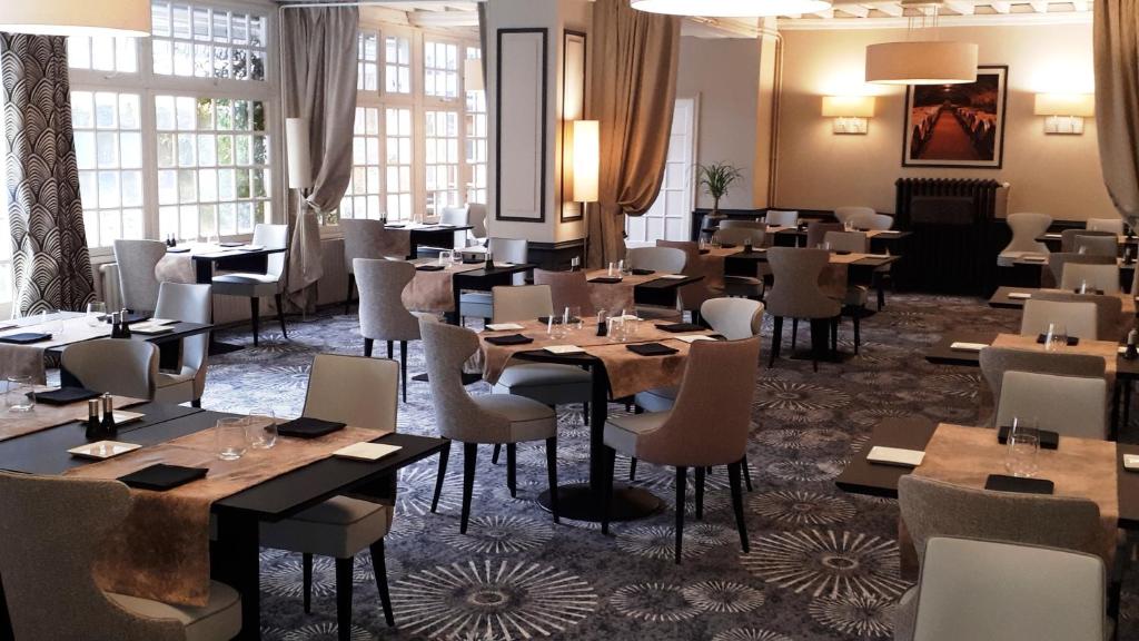 Restaurace v ubytování Hotel Le Lion D'Or et Restaurant La Table Du Lion