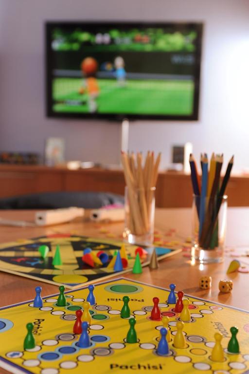 TV a/nebo společenská místnost v ubytování Park-Hotel Hübner