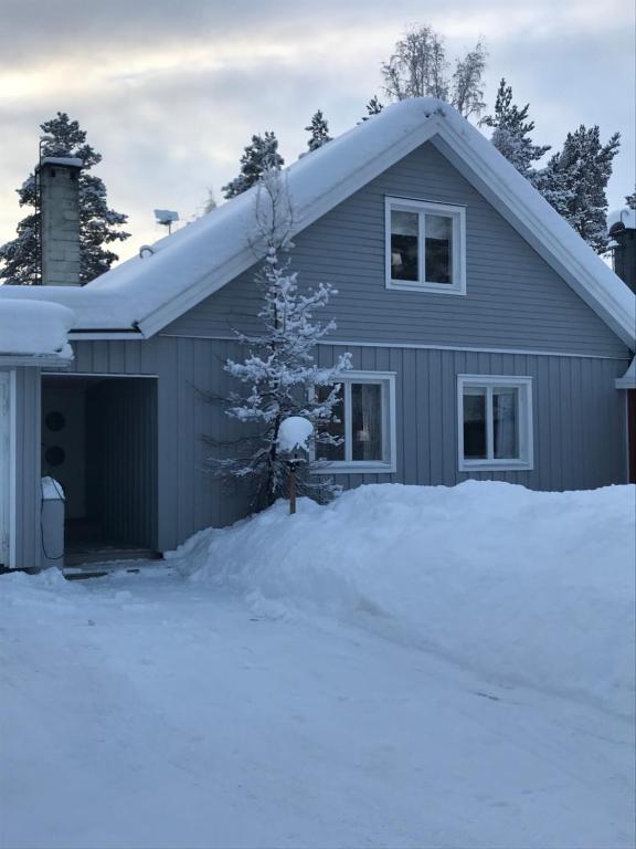 una casa cubierta de nieve con un montón de nieve en Villa Daga en Vidsel