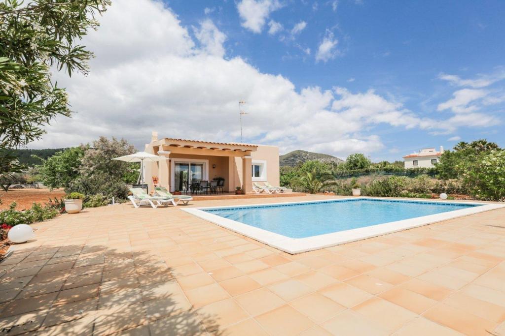 uma imagem de uma villa com piscina em Can Furnet em Sant Jordi