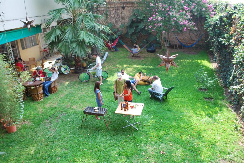 un gruppo di persone sedute in un cortile di Hostel Hospedarte Chapultepec a Guadalajara