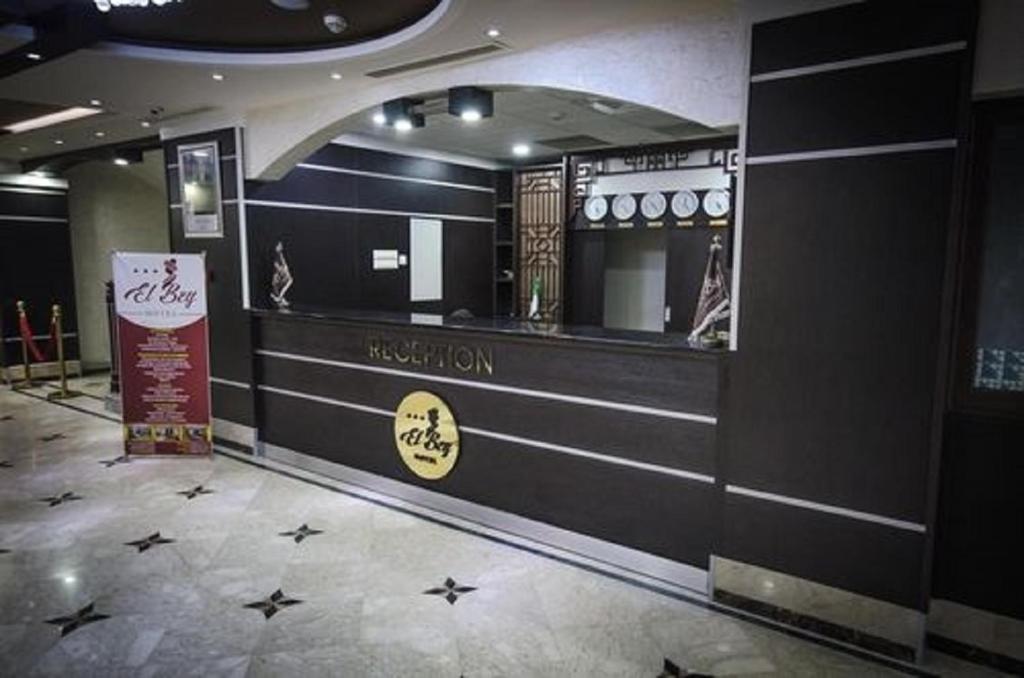 um restaurante com estrelas no chão de um edifício em EL BEY em Constantina