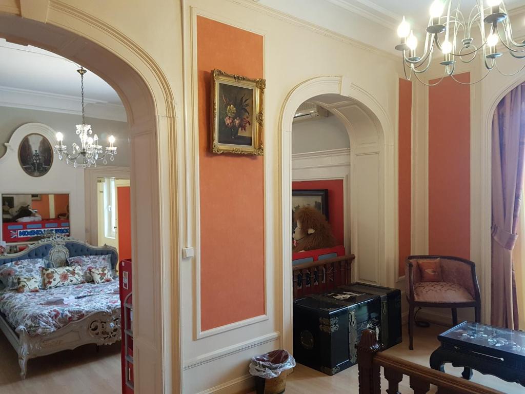 Ein Bett oder Betten in einem Zimmer der Unterkunft Château Lambert Moulinsart Hotel, shuttle airport, long term parking, snooker, large terrasse, dinner, breakfast