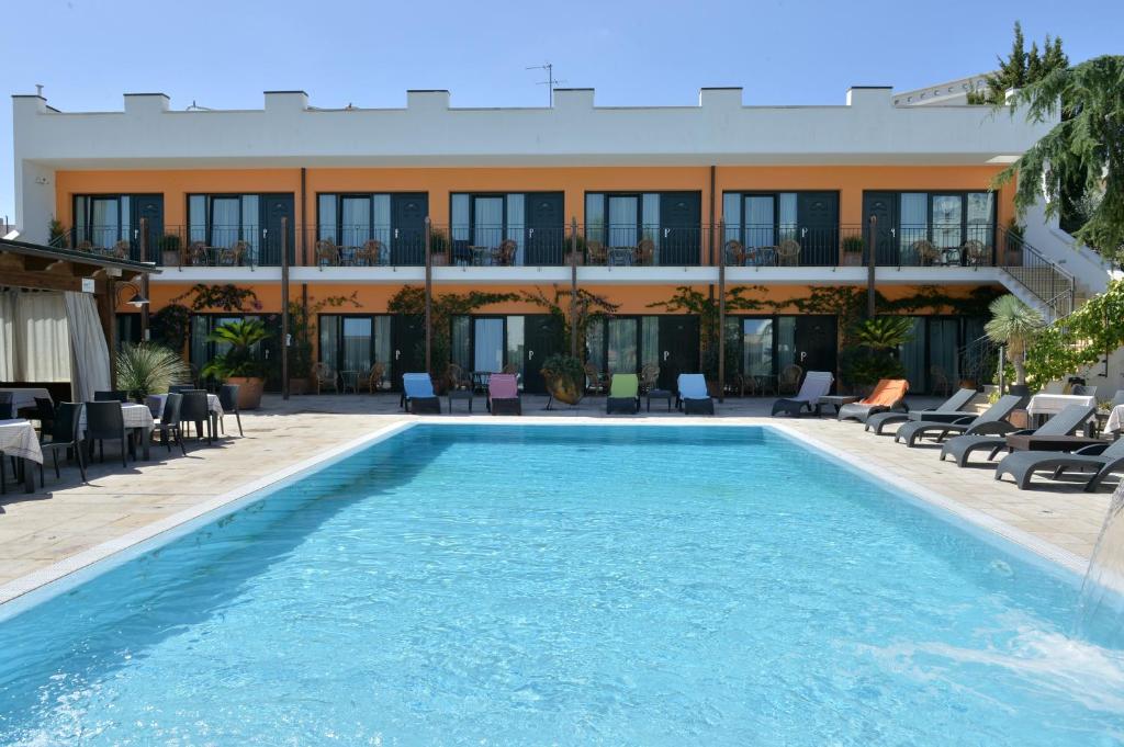 Bazén v ubytování Hotel Cuor Di Puglia nebo v jeho okolí