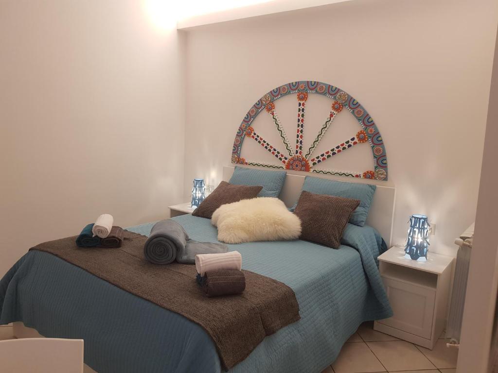 un letto con ruota panoramica in una stanza di Naxian holidays a Giardini Naxos