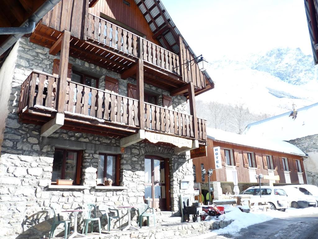 un edificio con un balcón en el lateral. en Le Relais des Ecrins, en Saint-Christophe-en-Oisans