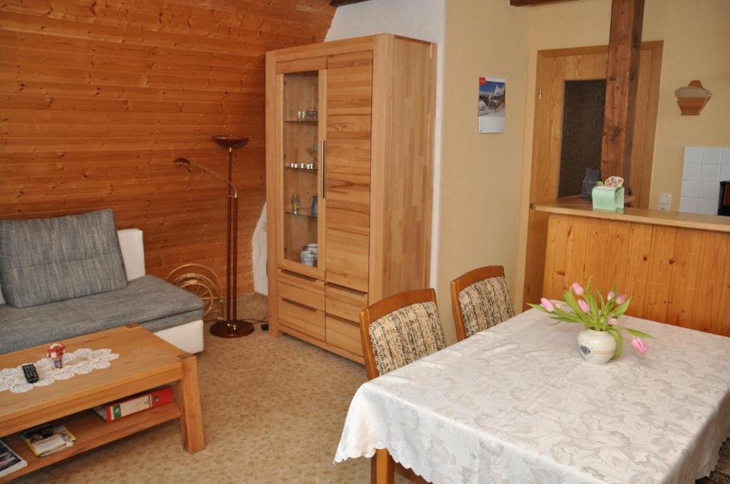 伏根斯坦因的住宿－Ferienwohnung Neubert，客厅配有桌子和沙发