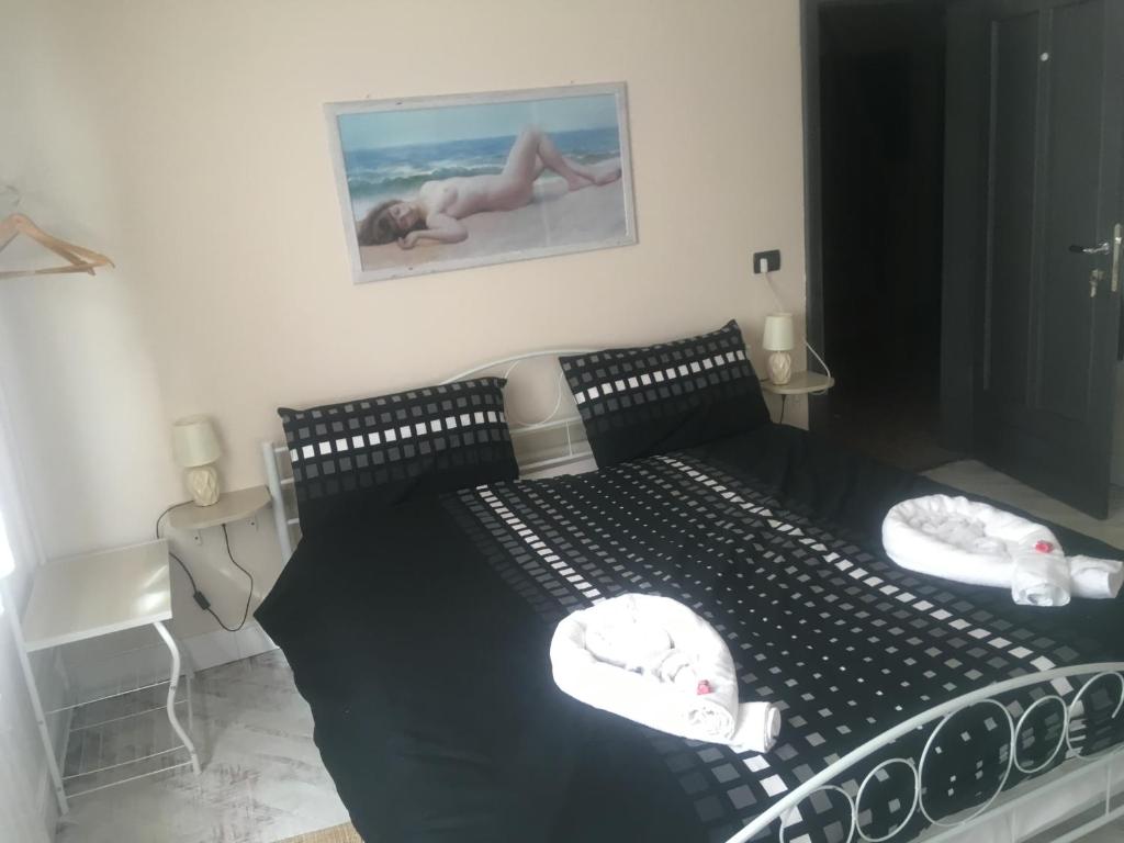 A bed or beds in a room at piccadilly b&b