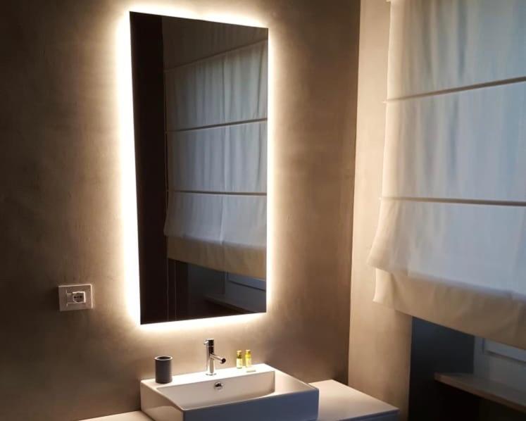 bagno con lavandino e specchio di Residenza Galligari a Foligno