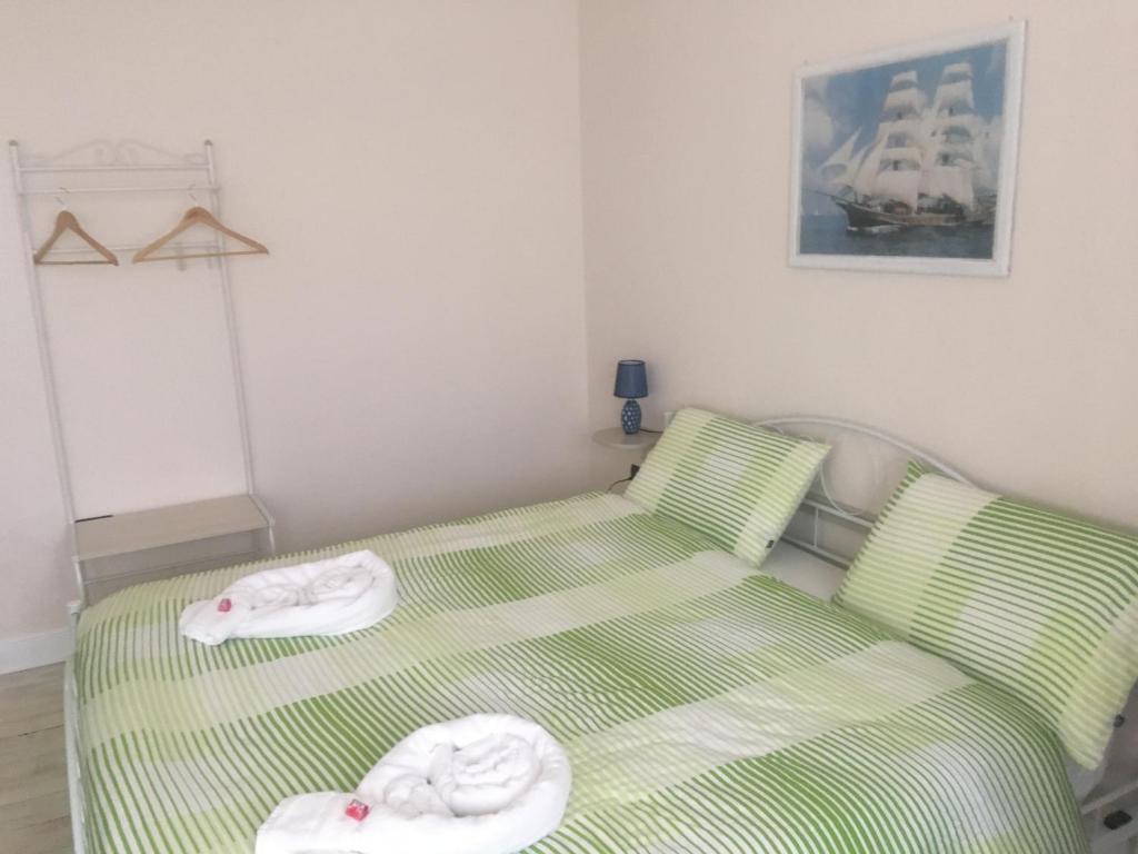 A bed or beds in a room at piccadilly b&b