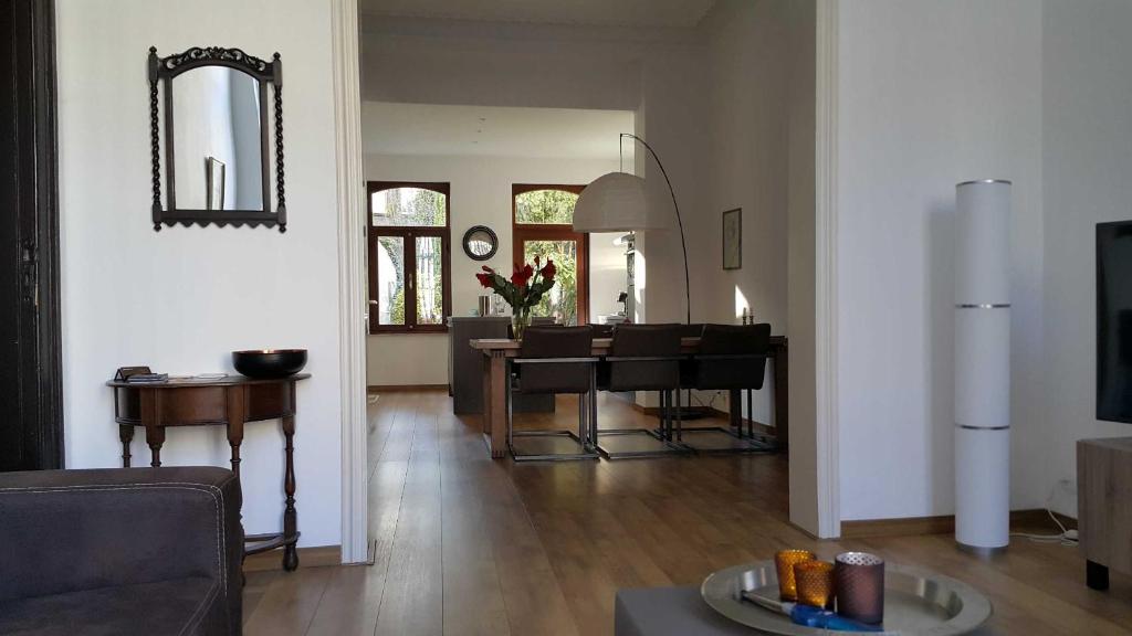 een woonkamer met een tafel en een eetkamer bij Mansion 6 in Maastricht