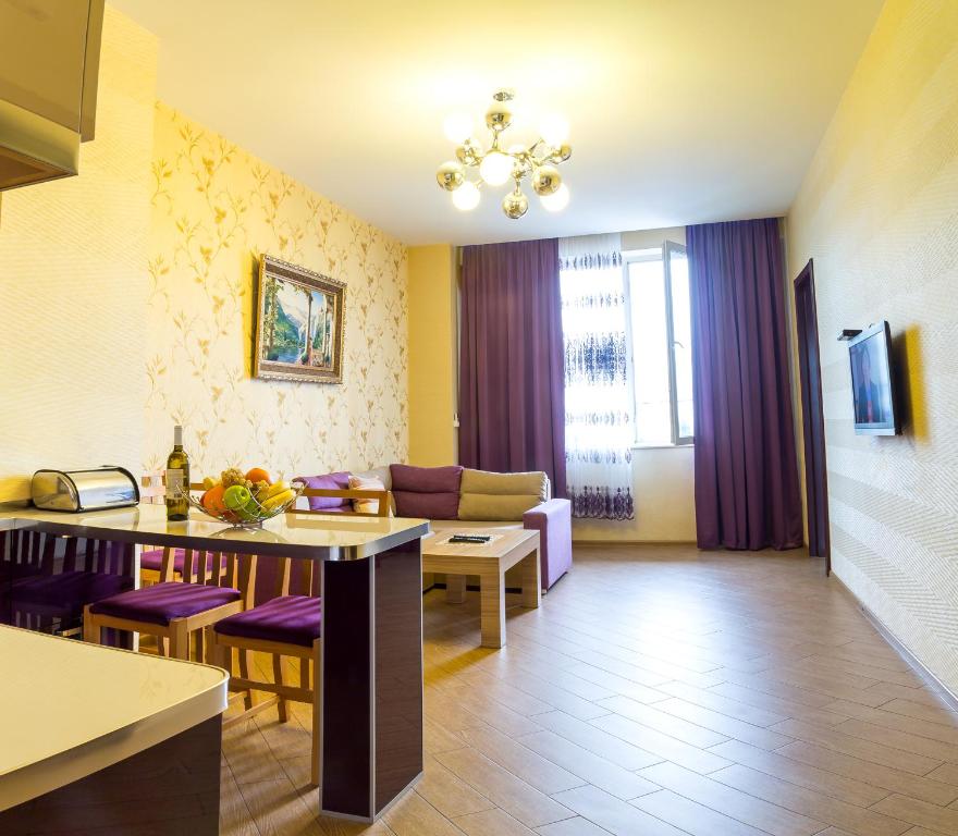 kuchnia i salon ze stołem i krzesłami w obiekcie Tbilisi Comfort Apartment w mieście Tbilisi City