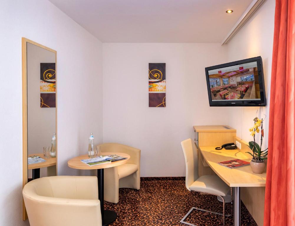 TV a/nebo společenská místnost v ubytování Hotel-Restaurant Lampenhäusl