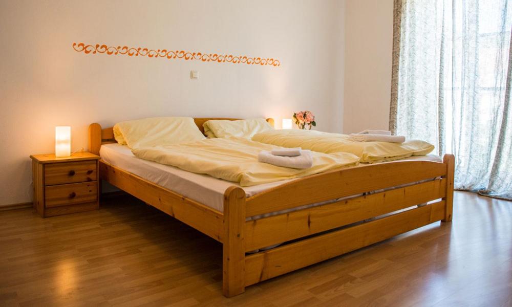 ein großes Bett in einem Schlafzimmer mit zwei Lampen in der Unterkunft Alter Wirt Thalkirchen in München