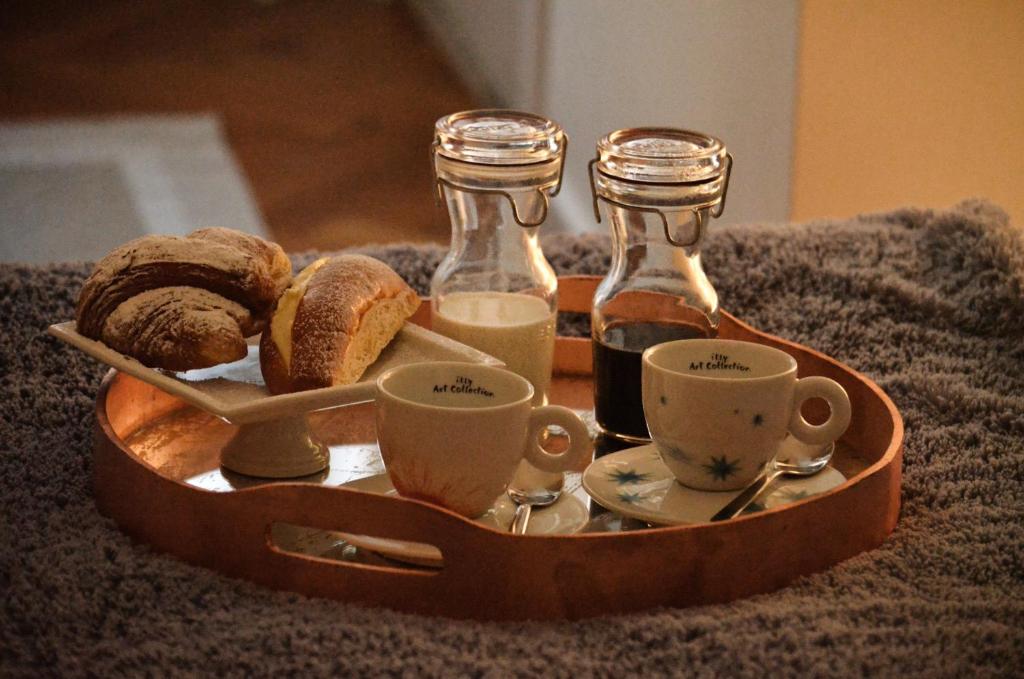 - un plateau de nourriture avec du café et du pain sur une table dans l'établissement Punto8, à Trieste