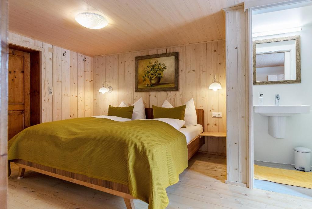 Postel nebo postele na pokoji v ubytování Haus Ganahl Klostertal