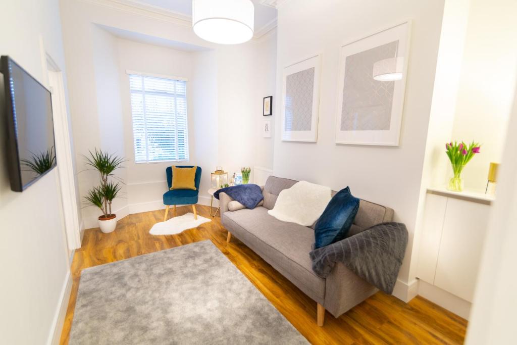 Central Plymouth Modern Apartment-Walking distance to attractions- Sleeps 4-Parking