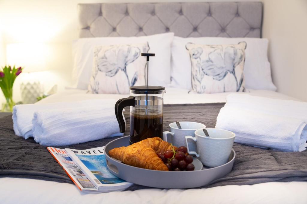 Central Plymouth Modern Apartment-Walking distance to attractions- Sleeps 4-Parking