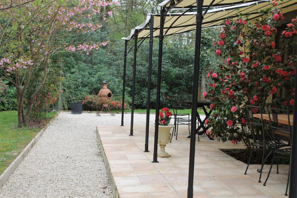 a garden with a bunch of roses in a pavilion at Chambres d&#39;hôtes La Brillève in Lamotte-Beuvron