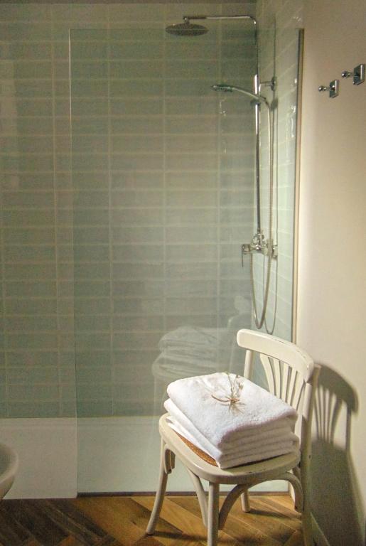 A bathroom at Balneario Aguas de Villaharta