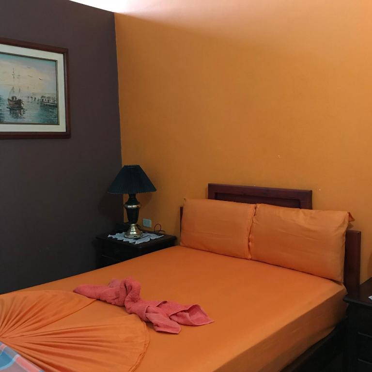 Postel nebo postele na pokoji v ubytování Hostal Puerto Azul