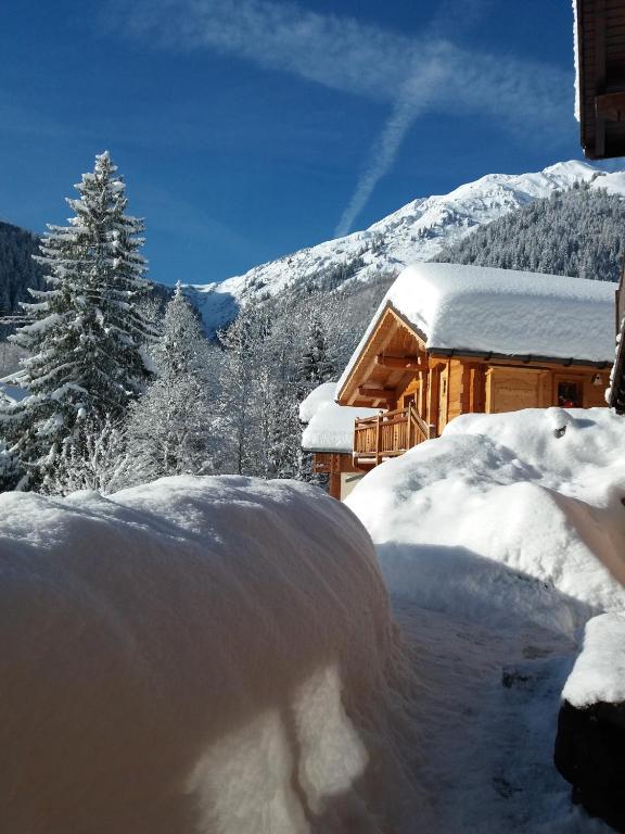 une pile de neige à côté d'une cabine dans l'établissement Le Refuge des Marmottes, à Arêches