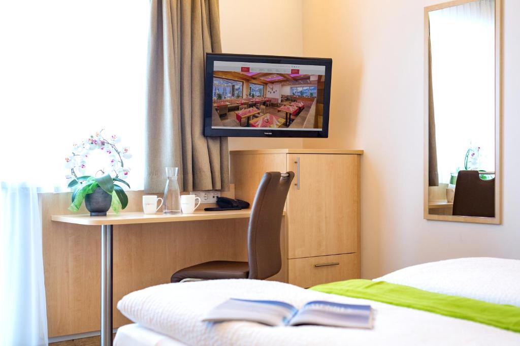 TV a/nebo společenská místnost v ubytování Hotel-Restaurant Lampenhäusl