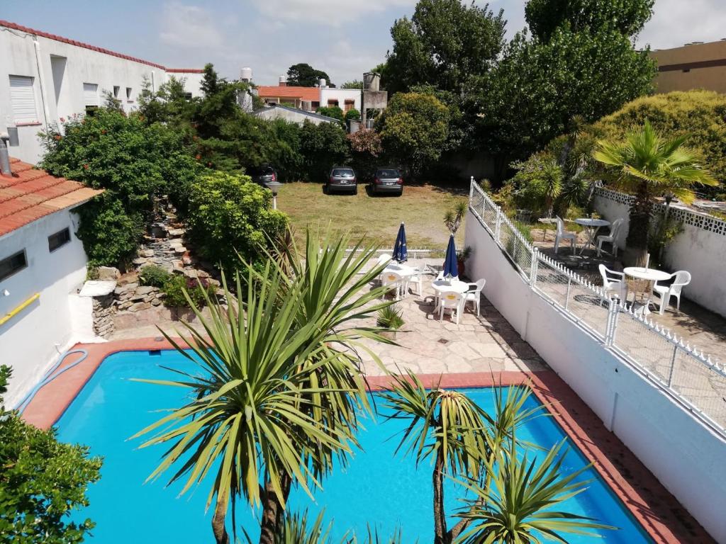vistas a la piscina desde el balcón de una casa en Hotel Shelter en Mar de Ajó