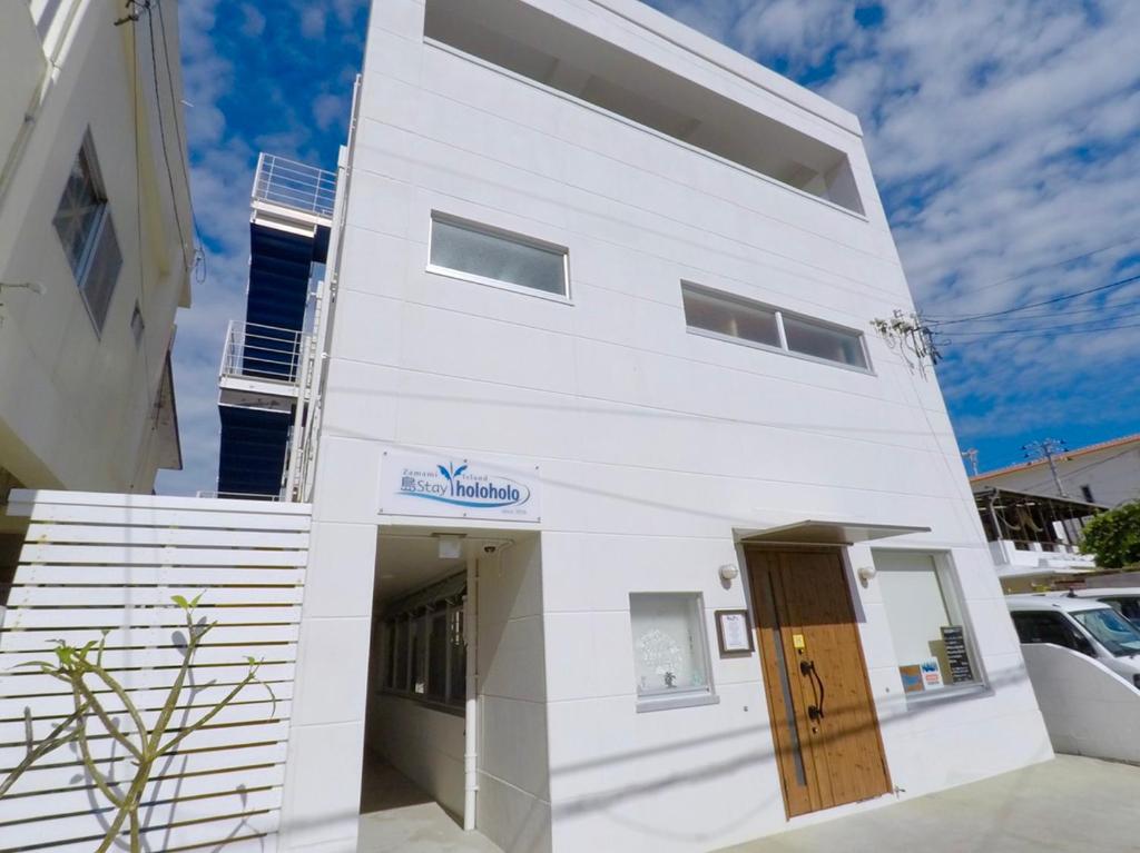 座間味村にある島 stay holoholoの白い建物