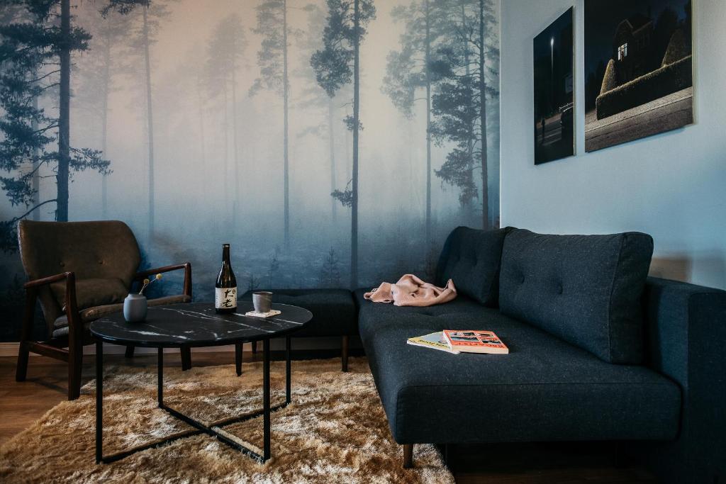 Urbn Dreams III في برلين: غرفة معيشة مع أريكة زرقاء وطاولة