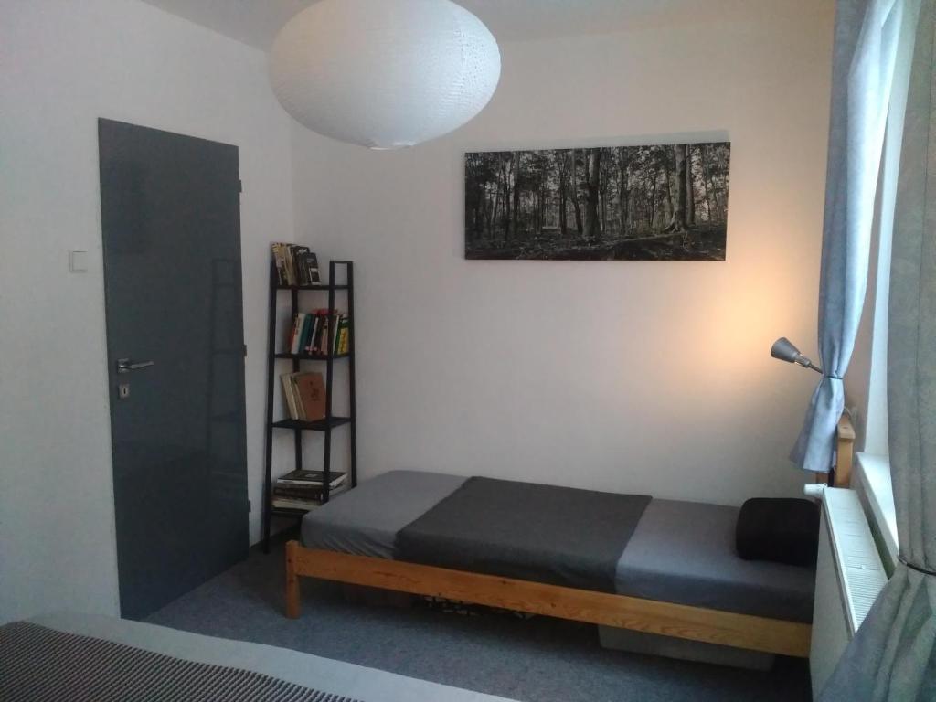 um quarto com uma cama e uma fotografia na parede em Na Polesí em Žlutice