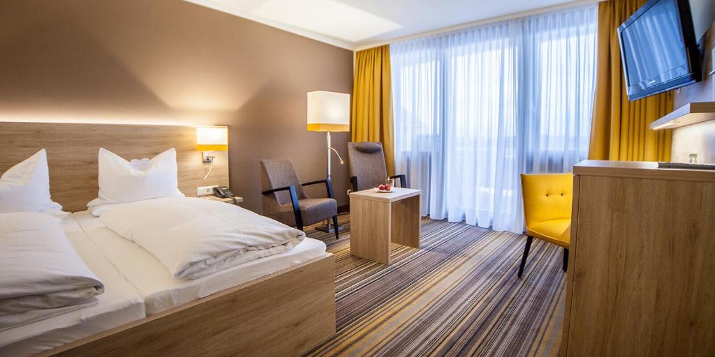 Postel nebo postele na pokoji v ubytování Gesundheitshotel Weißenstadt am See