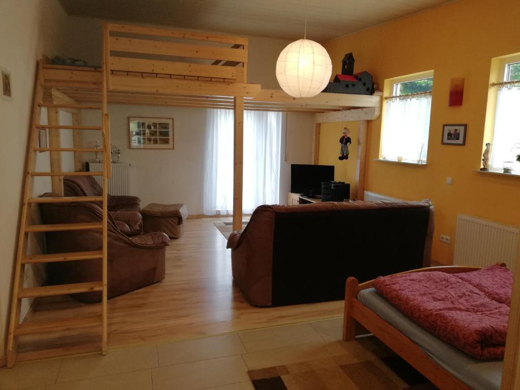 - un salon avec des lits superposés et un canapé dans l'établissement Marbacher Hof 1, à Hirschberg an der Bergstraße