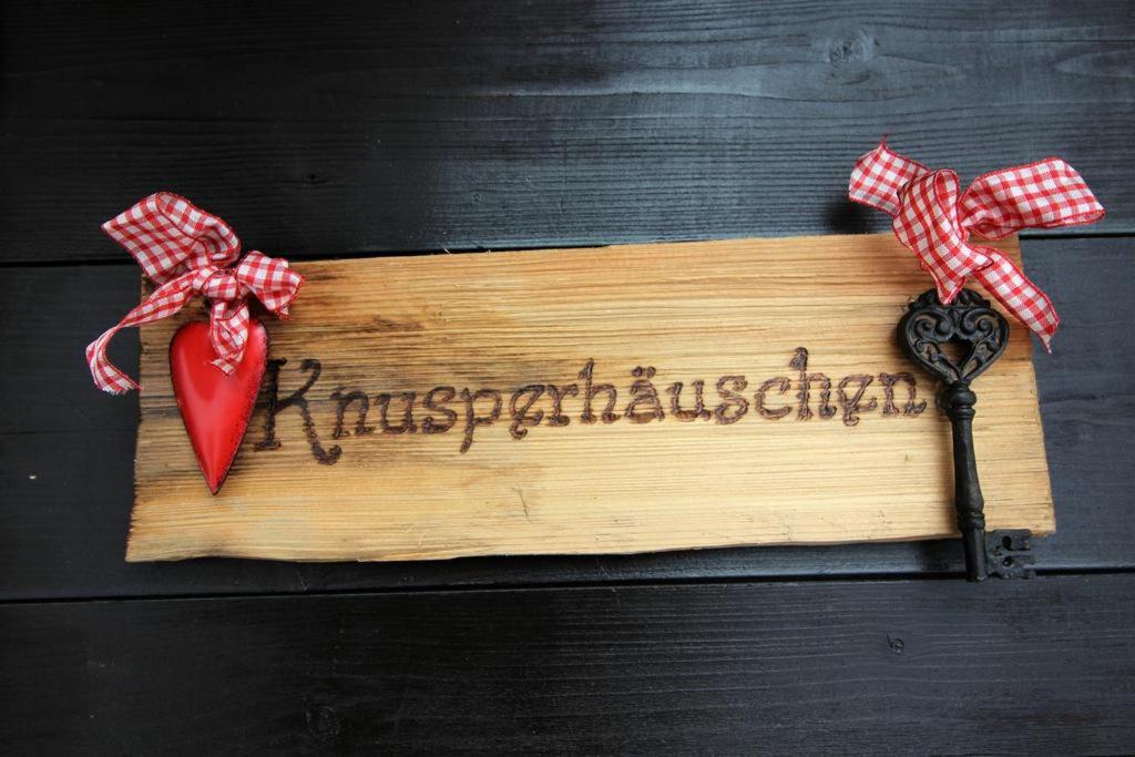 una señal con un corazón y una llave en una mesa en Knusperhäuschen, en Kirchberg in Tirol