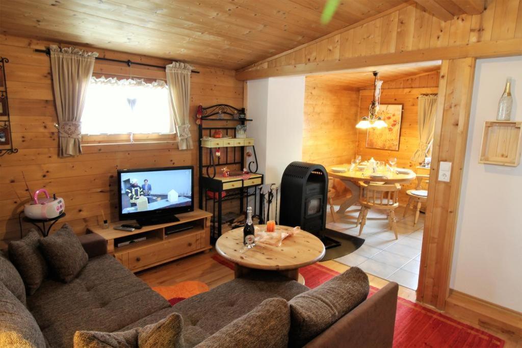 Televízia a/alebo spoločenská miestnosť v ubytovaní Knusperhäuschen