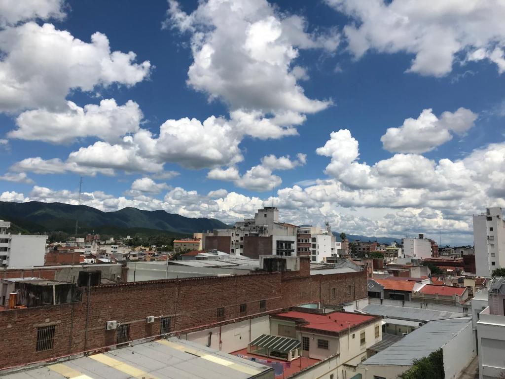 una vista de una ciudad con nubes en el cielo en Departamento Belgrano 4 en Salta
